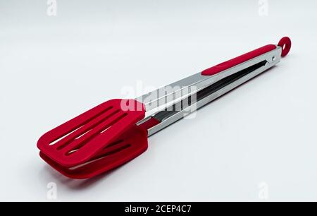 Pezzo alimentare tong isolato su sfondo bianco Foto Stock