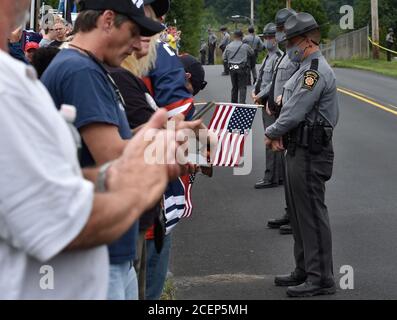 Exeter, Stati Uniti. 11 Agosto 2020. La polizia di Stato e i sostenitori di Trump si schierano su Schooley Ave durante il rally.il vice presidente Mike Pence visita Exeter per il rally ''Workers for Trump''. La contea di Luzerne è stato il fattore chiave nelle elezioni del 2016. Credit: Aimee Dilger/SOPA Images/ZUMA Wire/Alamy Live News Foto Stock