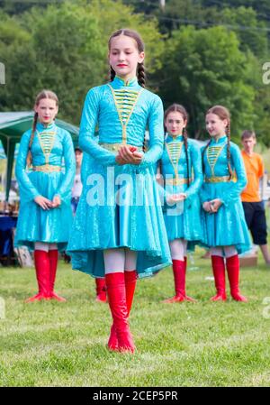 DAKHOVSKY, RUSSIA - LUGLIO 25 2015: La ragazza in bella nazionale Adyghe abiti danze danza tradizionale. Il Festival 'Lago-Naki: Kunatskaya' è stato un bel Foto Stock