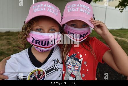 Exeter, New Hampshire, Stati Uniti. 11 Agosto 2020. Brooklyn Frisca 7 e Lawson Steele 7, aspettano la motocicletta a Kuharchik Construction dove il vice presidente Mike Pence terrà un lavoratore per il rally Trump. Credit: Aimee Dilger/SOPA Images/ZUMA Wire/Alamy Live News Foto Stock