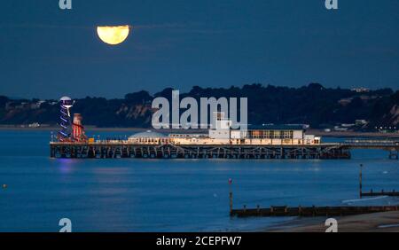 Bournemouth, Regno Unito. 2 settembre 2020. La Luna piena di settembre, a volte indicata come la Luna di mais, si imposta sul molo di Bournemouth nel Dorset. Credit: Richard Crease/Alamy Live News Foto Stock