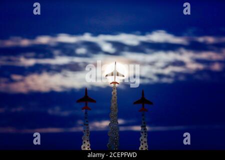 Bournemouth, Regno Unito. 2 settembre 2020. Volatemi alla Luna. La Luna piena di settembre, a volte indicata come la Luna di mais, raffigurata dietro la scultura in memoria delle frecce rosse sulla scogliera a Bournemouth in Dorset. Credit: Richard Crease/Alamy Live News Foto Stock