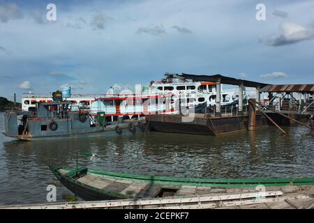 Nave da carico ancorata al BIWT Ghat, Khulna, Bangladesh. Foto Stock