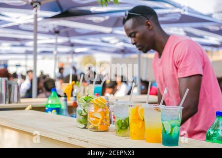 Soweto, Sudafrica - 17 settembre 2017: Fornitore africano diversificato che serve cocktail al festival all'aperto Foto Stock