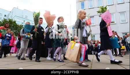 Minsk, Bielorussia. 1 settembre 2020. Gli studenti partecipano alla cerimonia di inaugurazione del nuovo anno scolastico presso una scuola di Minsk, Bielorussia, 1 settembre 2020. Credit: Henadz Zhinkov/Xinhua/Alamy Live News Foto Stock