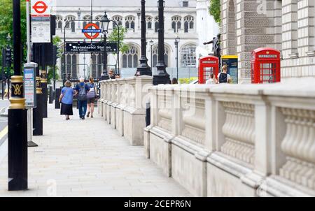 Londra, Inghilterra, Regno Unito. Whitehall, guardando verso Parliament Square e la stazione della metropolitana di Westminster