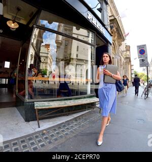 Londra, Inghilterra, Regno Unito. Donna sul suo telefono cellulare in Fleet Street Foto Stock
