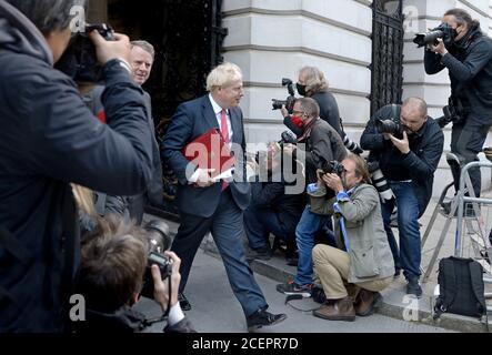 Il primo ministro britannico Boris Johnson MP e Alister Jack MP (Segretario scozzese) a seguito di una riunione del gabinetto tenutasi presso il Ministero degli Esteri, a Downing St Foto Stock