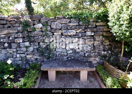 Pietra Garden Bench & Dry-Stone Wall in Salagon Garden Mane Alpes-de-Haute-Provence Provenza Francia Foto Stock