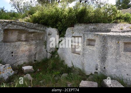 Ripiani a taglio di roccia in resti di Troglodita Casa Castrum de Montpaon Fontvieille Alpilles Provenza Francia Foto Stock