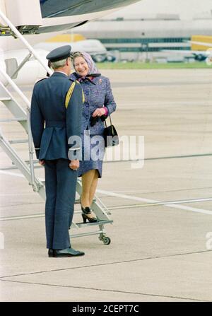 Queen Elizabeth in arrivo all'aeroporto Heathrow di Londra Foto Stock