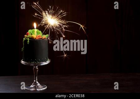 Torta di compleanno con verdure a candela, scintillante e pasta di gomma Foto Stock