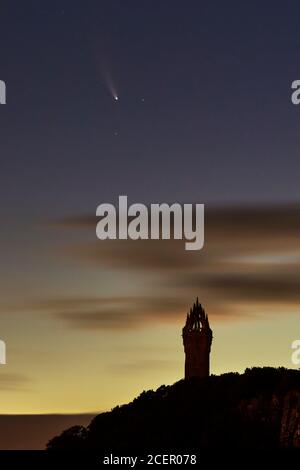 Neoswise Comet, C/2020 F3, Over the Wallace Monument, Stirling, Scozia. Preso alle 02:34 del 19 luglio 2020. Foto Stock