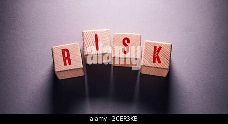 Parola di rischio scritta su cubi di legno Foto Stock