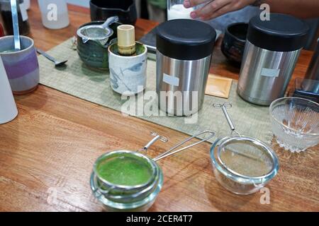 Processo di produzione della bevanda di tè verde Matcha Foto Stock