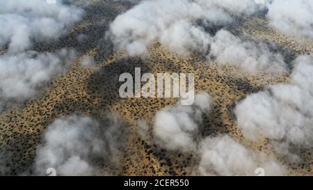 Le nuvole profonde si inaridano sul paesaggio sabbioso del Perù Foto Stock