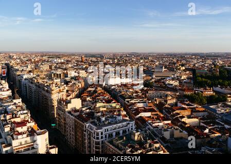 Madrid, Spagna - 24 agosto 2020: Vista panoramica aerea del centro di Madrid al tramonto. Viale Gran Via Foto Stock