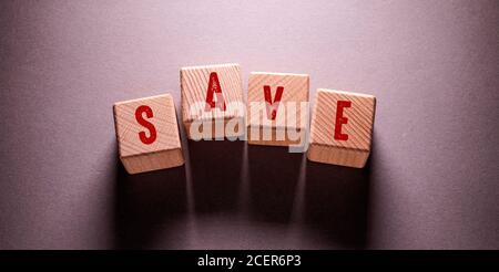 Salva parola scritta su cubi di legno Foto Stock