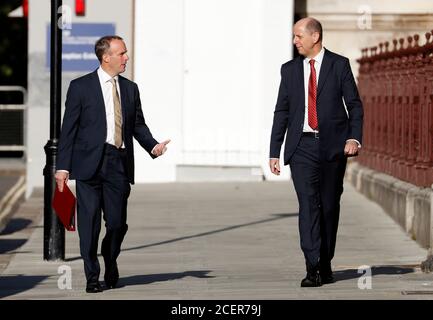 Il Segretario agli Esteri Dominic Raab (a sinistra) con il nuovo Sottosegretario permanente Philip Barton arriva al nuovo ufficio di Esteri, Commonwealth e sviluppo di King Charles Street, Westminster, Londra. Foto Stock