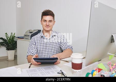 Bel giovane designer di interfaccia utente Foto Stock