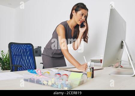 Parlare al telefono con il cliente Foto Stock