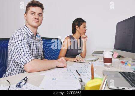 Lavorare sull'interfaccia dell'app mobile Foto Stock