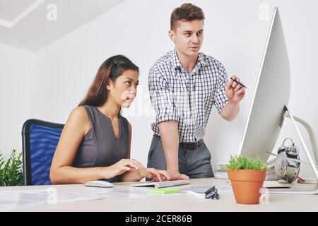 I progettisti discutono dell'interfaccia del sito Web Foto Stock