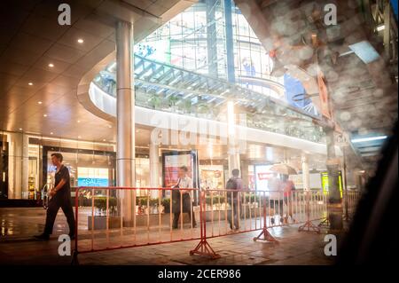 Guardando fino all'enorme centro commerciale Terminal 21 dalla temerata Sukhumvit Rd. Bangkok, Thailandia. Foto Stock