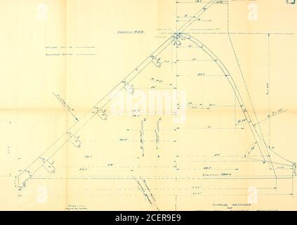 . Disegni comparativi delle dighe Gravity e Ambursen. I II IT II II ^^T^^am^^^pff^^m^m^ £:i.£:i/^T/i:&gt;/v SENEFtAL. Flans AMSUffSEA/ /34/Vro/f 7HE. Boii^ rofr cade /=i^oje&lt;rr ^^c*^T-/oar -^OSO s-^iiu^/^y JW-. /v Bi/^AF^^£?^D -T£CT/0/&lt;. S^c-^t.c. V /: ^/^^cy/^^£:// io^/V. Foto Stock