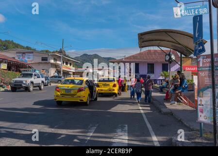 strada a Boquete con auto e pedoni nel centro della città Foto Stock