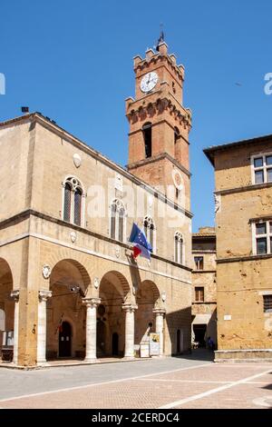 A Pienza, Italia - il 2020 agosto - il municipio nel centro storico Foto Stock