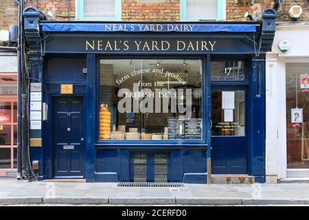 Neill's Yard Dairy, negozio di formaggi britannico a Covent Garden, Londra, Inghilterra, Regno Unito Foto Stock