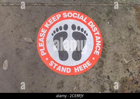 Social distancing a Covent Garden, Londra, Inghilterra, firma e consulenza sulle regole di pavimentazione Foto Stock