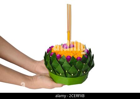 Mano che tiene la foglia di banana Krathong per la Thailandia luna piena o Loy Krathong festival isolato su sfondo bianco. Foto Stock