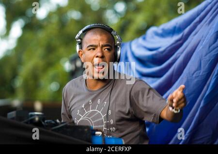 EDM DJ Erick Morillo esibirsi al Festival Escape Into the Park, Singleton Park, Swansea, Galles, Gran Bretagna nel 2007. Foto Stock