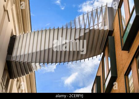 The Bridge of Aspiration by Wilkinson Eyre, passerella di collegamento in vetro tra la Royal Ballet School e la Royal Opera House, Covent Garden, Londra, Inghilterra Foto Stock