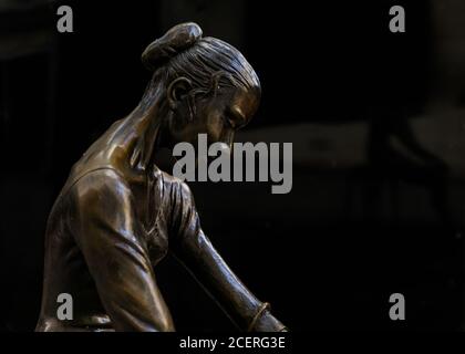 La scultura in bronzo "giovane ballerina" di Enzo Plazotta fuori dal Royal Opera House a Covent Garden, Londra, Regno Unito Foto Stock