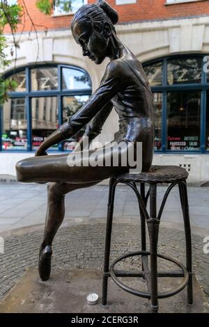 La scultura in bronzo "giovane ballerina" di Enzo Plazotta fuori dal Royal Opera House a Covent Garden, Londra, Regno Unito Foto Stock