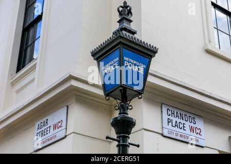 Tradizionale "lampada blu", illuminazione stradale della stazione di polizia metropolitana, stazione di polizia di Charing Cross Agar House, Londra, Inghilterra, Regno Unito Foto Stock