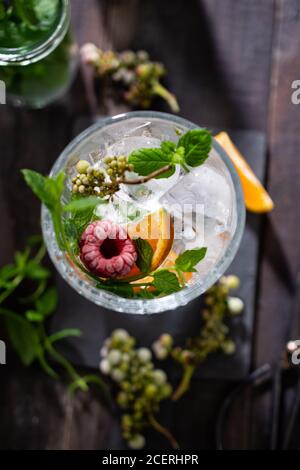 Rinfrescante bevanda ghiacciata con frutta e cubetti di ghiaccio. Sano succo. Dolce dessert e cibo. Foto Stock