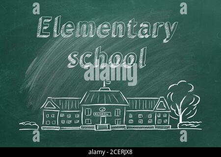 Edificio scolastico e lettering Scuola elementare su lavagna. Schizzo disegnato a mano. Foto Stock