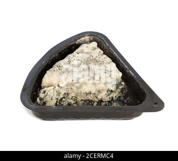 fetta di formaggio blu in contenitore di plastica nero isolato su sfondo bianco, vista dall'alto Foto Stock