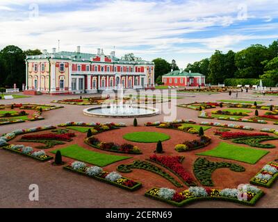 Tallinn, Estonia - 13 ottobre 2019: Parco e palazzo Kadriorg nel giorno d'autunno Foto Stock