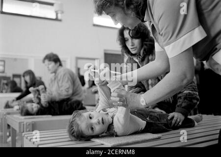 Nicholas Scott MP visita la Ingfield Manor School a Five Oaks vicino Billingshurt in Sussex per vedere le terapie fisiche in azione. 02 marzo 1990. Foto: Neil Turner Foto Stock