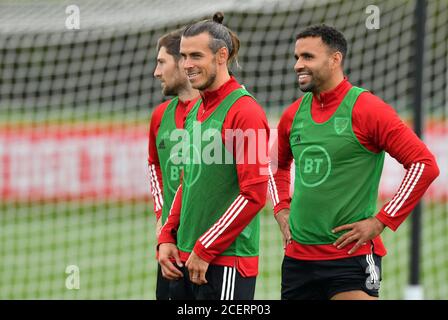 Ben Davies del Galles, Gareth Bale e Hal Robson-Kanu durante la sessione di allenamento al vale Resort di Hensol. Foto Stock