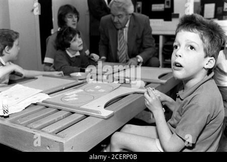 Nicholas Scott MP visita la Ingfield Manor School a Five Oaks vicino Billingshurt in Sussex per vedere le terapie fisiche in azione. 02 marzo 1990. Foto: Neil Turner Foto Stock