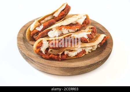 vista frontale della crepe sobrasada e del formaggio Foto Stock