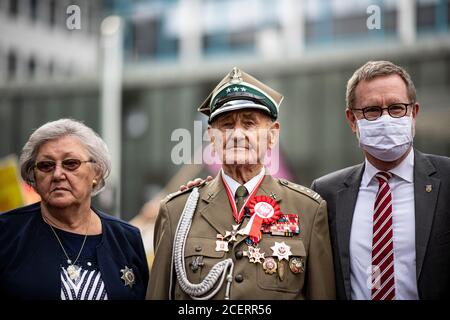 01 settembre 2020, Berlino: Elzbieta Sadzynska, vedova di un soldato polacco che combatté a Tiergarten, Jozef Kolesnicki (M), soldato dell'esercito polacco dell'esercito rosso e partecipante alla battaglia di Berlino nel 1945; E Reinhard Naumann, sindaco di Charlottenburg-Wilmersdorf, si trova di fronte al monumento ai liberatori polacchi di Berlino. Il Memoriale ai liberatori polacchi di fronte al tu di Berlino sarà inaugurato in occasione dell'81° anniversario dell'invasione tedesca della Polonia e dell'inizio della seconda guerra mondiale il 1° settembre 1939. Foto: Fabian Sommer/dpa Foto Stock