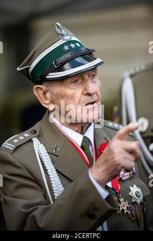 01 settembre 2020, Berlino: Jozef Kolesnicki, soldato dell'esercito polacco nell'esercito rosso e partecipante alla battaglia di Berlino nel 1945, partecipa all'inaugurazione del 'Memorial ai liberatori polacchi di Berlino'. Il Memoriale ai liberatori polacchi di fronte al tu di Berlino sarà inaugurato in occasione dell'81° anniversario dell'invasione tedesca della Polonia e dell'inizio della seconda guerra mondiale il 1° settembre 1939. Foto: Fabian Sommer/dpa Foto Stock