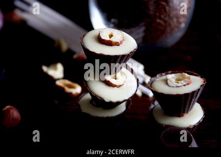 Praline di cioccolato fatte in casa. Messa a fuoco selettiva Foto Stock